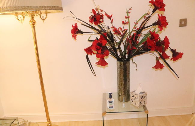 Skyline Haven Modern 2BR w/ Free Parking & 4kTV - Photo 3