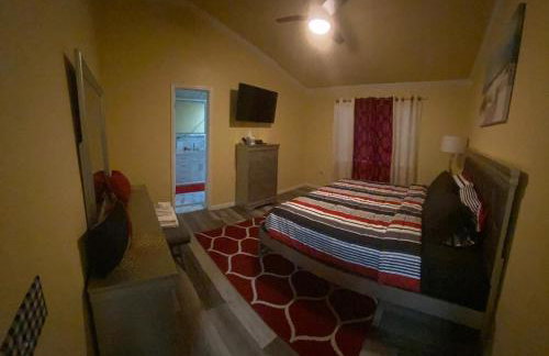 Modern Comfort Near Military Bases & Shopping – Walk to Parks & Lakes! - Foto 8