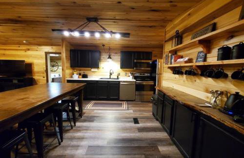 Luxury Cabin w/ Game Room & Hot Tub at Cave Run Lake - Foto 7