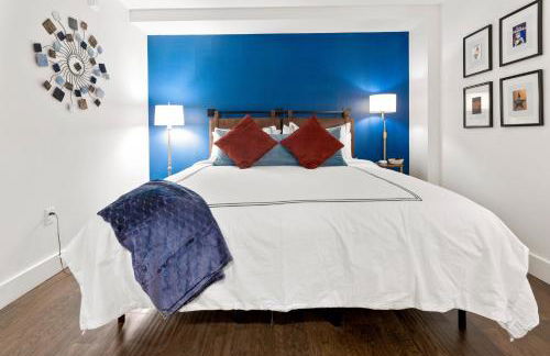 Theatre Retreat 2 Bedroom Loft - 1 Blk from Theatres - Foto 2