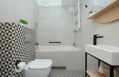 Spacious Studios Zamoyskiego Near PGE with Parking by Noclegi Renters - Foto 15