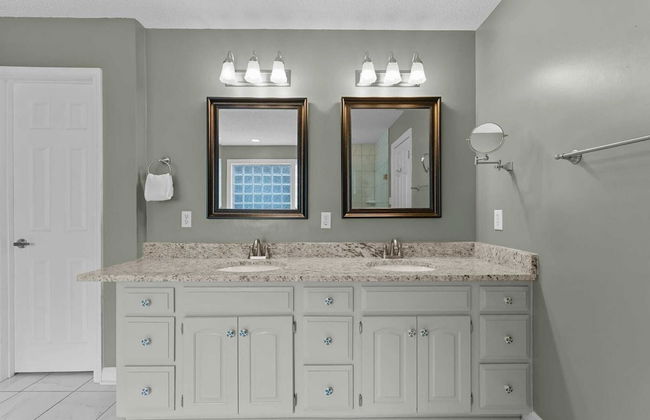 Sleeps 22, Lakefront w/ Private Dock & Pool, 2 Houses Lake Living by Avantstay - Foto 50