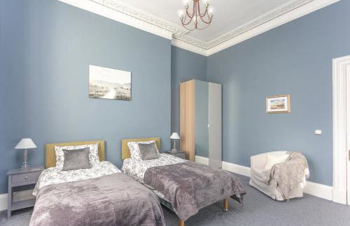 A two bedroom apartment - Victorian Villa at 8 Priestfield Road - Foto 7