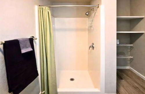 Cozy Micro Suite Unit 1 Sleeps 2 Minutes to Downtown - Foto 6