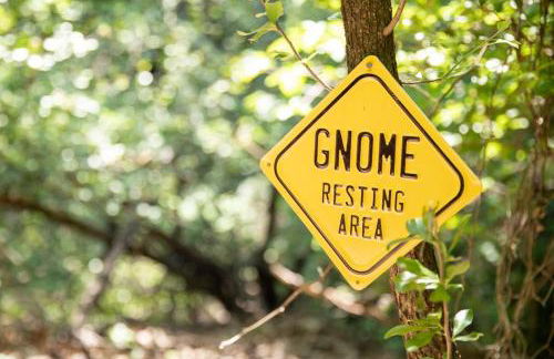 Hobbit Treehouse with waterfall on the Brazos River! 350 acres! Tubing! Petting zoo! - Foto 3