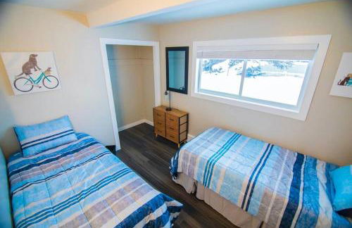 Cozy 3B with Yard 2 min to Downtown - Photo 3