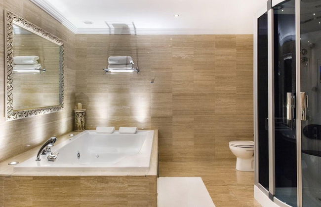 Modern Versace-themed Villa - Foto 18