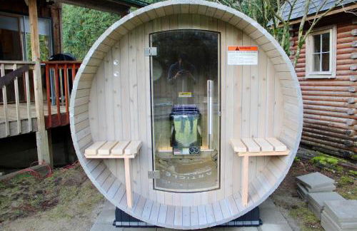 Riverfront Retreat Hot Tub Sauna Yard Gazebo and VIEWS - Foto 4