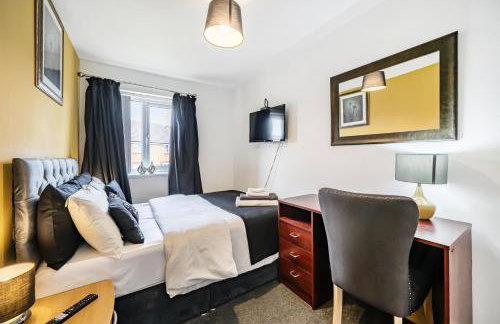 Bright 4 Bedroom Home in Walsall, Free Parking and for EVs - Foto 3
