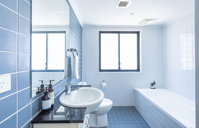 Perfectly Located Apt Rooftop Pool & Spa - Photo 8