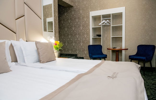 Agora Boutique - Photo 25