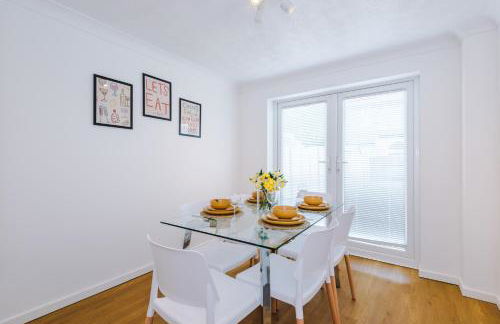 4BR Home for 8, Full Kitchen, Parking, WiFi in Northwich - Photo 54