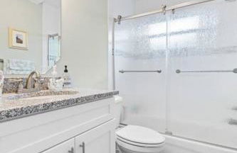 Waterfront Oasis with Private Heated Pool & Dock - Foto 19