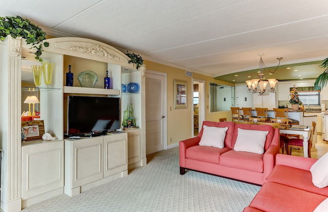 Tastefully Decorated Condo with Scenic Beach Views by RedAwning - Foto 12