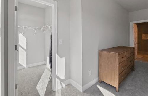 Luxe King Bed, Balcony, Garage in Downtown Raleigh - Foto 6