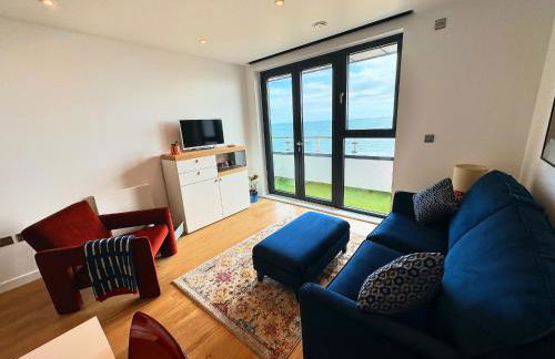 Stunning Beach Front Apartment with Sea views, FREE Parking & Balcony - Foto 24