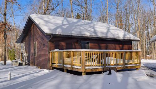 Northwoods Escape Lakeside Retreat with Deck - Foto 4