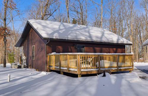 Northwoods Escape Lakeside Retreat with Deck - Foto 4