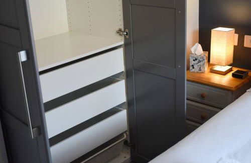 Air Maison - Family Home with Off-Road Parking - Photo 11