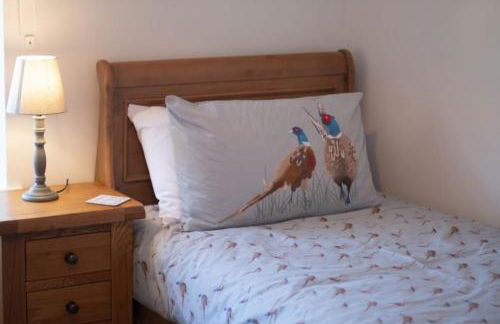 Country Crabtree Bungalow with large wild garden - Photo 45