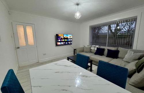 FERRY HOUSE - INVOICE and REDUCED PRICE only via SUNRISE SHORT LETS DUNDEE, 4 Bed House, Great for Contractors, Fully Equipped, Private Parking, Easy Ring Road Access - ASK SUNRISE SHORT LETS - and ONLY 5 Mins to STANNERGATE Ports - Foto 12