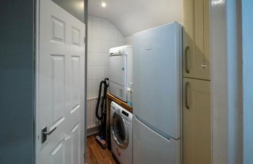 Whole Town House - Town centre! - Photo 5