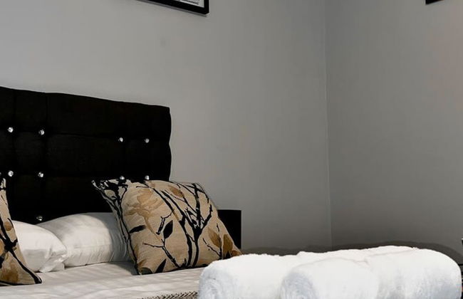 The Cheshire Gathering - Hot Tub 8 Bedroom - Photo 6