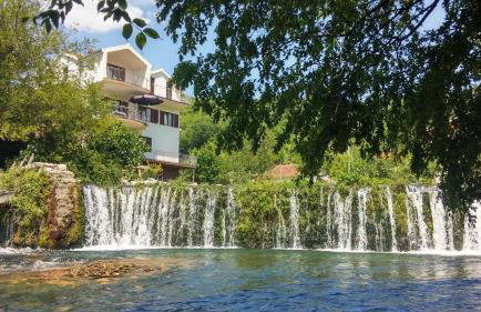 Waterfall House Getaway - Photo 22