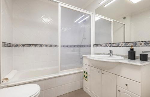 Sunny 2 BDR Apartment by LovelyStay - Foto 13