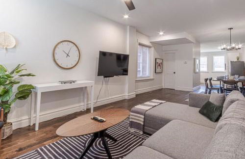 Ann Avenue Modern 3BR Home, Near Downtown with Free Parking - Photo 4