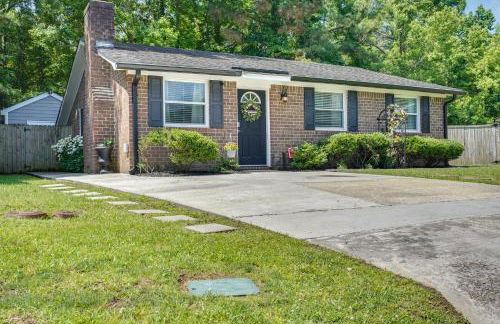 Cozy Goose Creek Escape with Patio and Grill - Foto 24