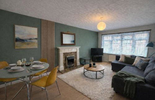 Stylish Apartment - Excellent Location - Free Parking, Fast WiFi, Smart TVs and Self-Check-In by Yoko Property - Foto 6