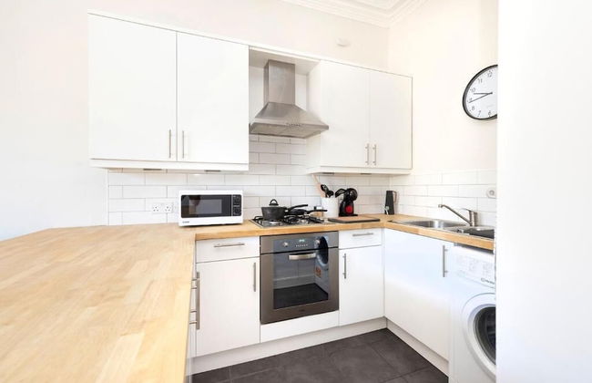 JOIVY Cosy Flat Next to Haymarket - Photo 8