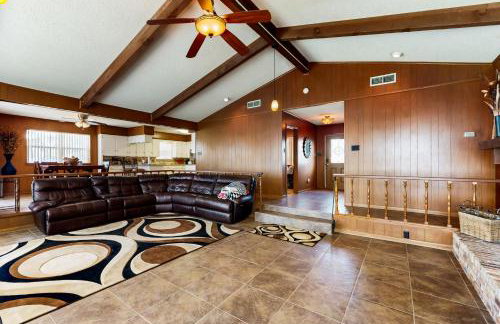 Laid-Back Lake House with Wraparound Deck - Foto 4