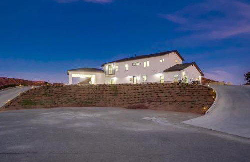 Serene Resort-Style Escape - Perfect for Families - Photo 34