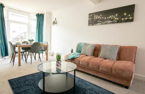 3 bed Modern Home, Vibrant & Stylish, Sleep upto 7 - Foto 1