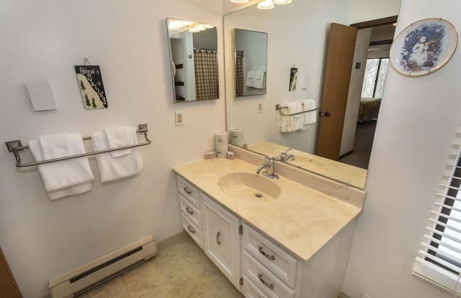 Seven Springs 3 BR Deluxe Condo, Near Golf Course by RedAwning - Photo 12