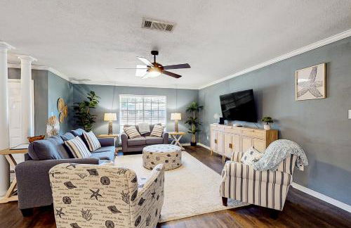 Poolside Bliss! Christian Pass Family Home with Yard - Foto 3