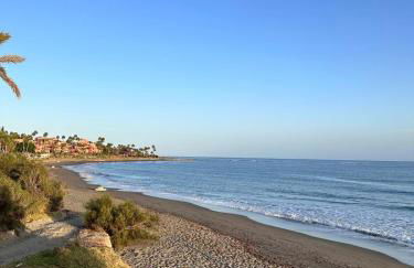 Modern beachfront apartment 2 Bdrm , incredible views - Photo 6