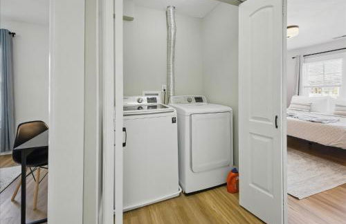 Family Spacious 5BR Retreat w Game Filled Basement Suite - Foto 54