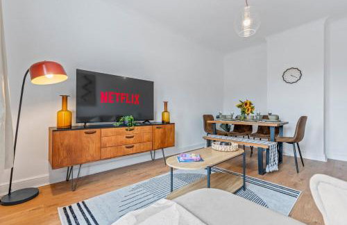 Stylish 4Bed Executive Stay WiFi and Parking - Photo 2