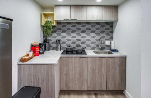 Newly Renovated Bright Studio - Photo 6