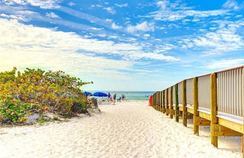 New! Remodeled, Pool-Side, 1-min to Beach Path! - Foto 28