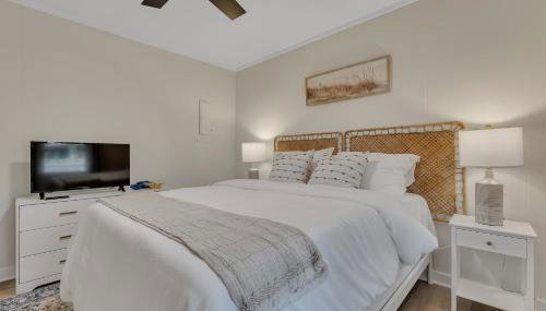 Beachy 3BD Bungalow One Block from Scenic Walkway - Foto 2