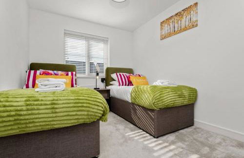 Stylish Innsworth home with garden & parking - Photo 13