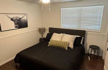 6BR Dream Getaway w Heated Pool & Peaceful Vibe - Photo 27