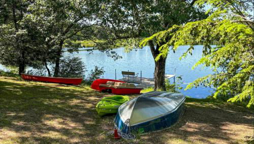 3BR waterfront lake house with dock, gazebo, boats - Foto 1