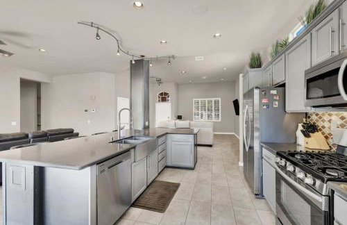 Lux 3BR Oasis Near Strip with Heated Pool and Jacuzzi - Photo 16