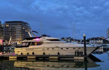 SUPERYACHT ON TOWN QUAY MARINA, SOUTHAMPTON - Very close to city centre and cruise terminals - free parking included - Foto 41