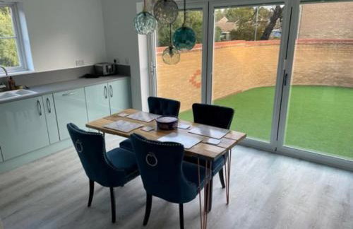 Large 5 Bedroom Family home with parking and WI-FI - Foto 15